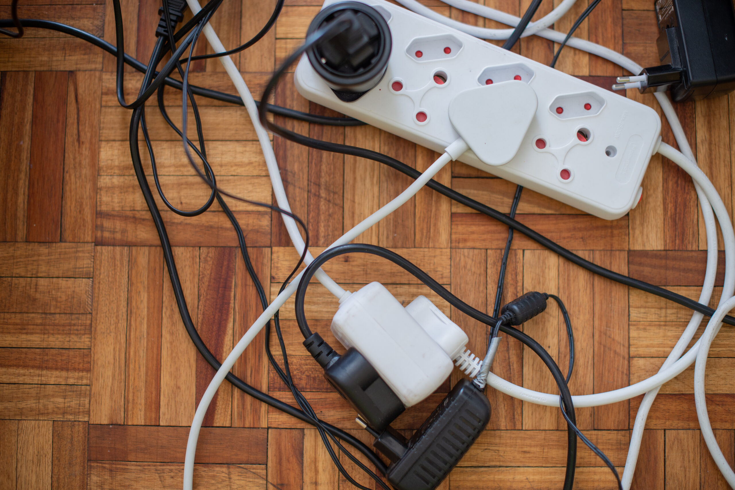 Close up shot of overloaded electric lead - 凪ぺえLIFE